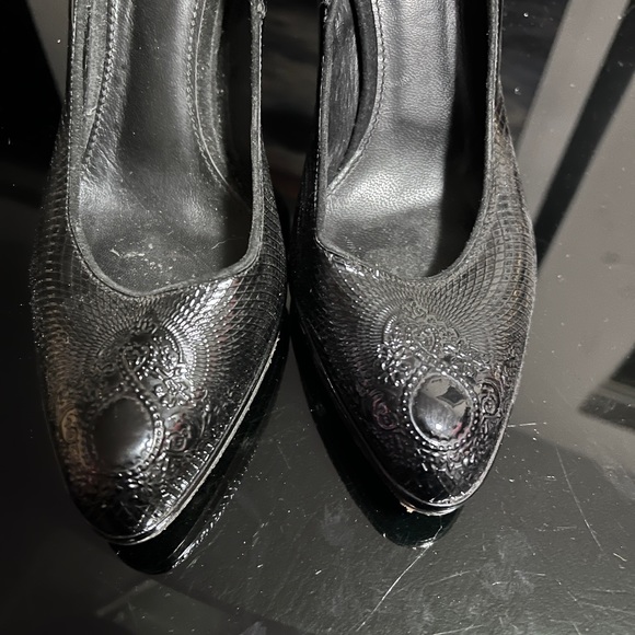 Ellie Tahari black patent embossed pumps - Picture 2 of 8